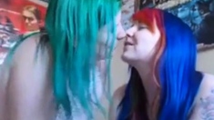 webcam lesbian kiss me